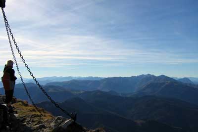 Ausblick auf das Mürztal vom Gipfelkreuz der Hohen Veitsch