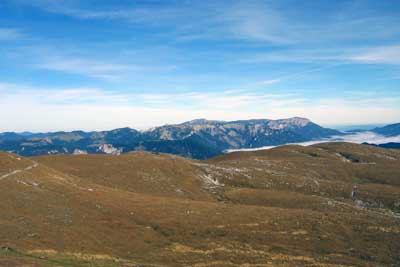 Ausblick auf das obere Mürztal und das Bergmassiv von Schneealm und Rax